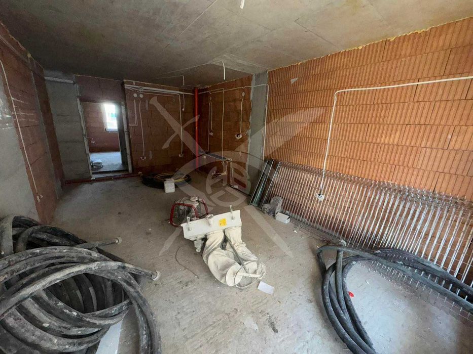 Продава се Тристаен апартамент в София, Хладилника - 82 кв.м за 1282 €/кв.м - Снимка #1