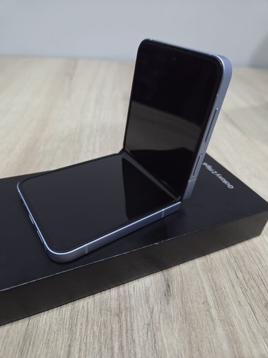 Samsung Galaxy Z Flip6 като нов с 14 месечна гаранция