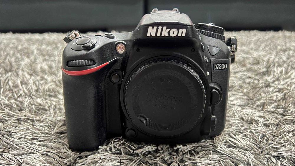 Nikon D7200 + obiectiv Nikon 70-300mm f/4,5-5,6 VR +Blitz Nissin DI600