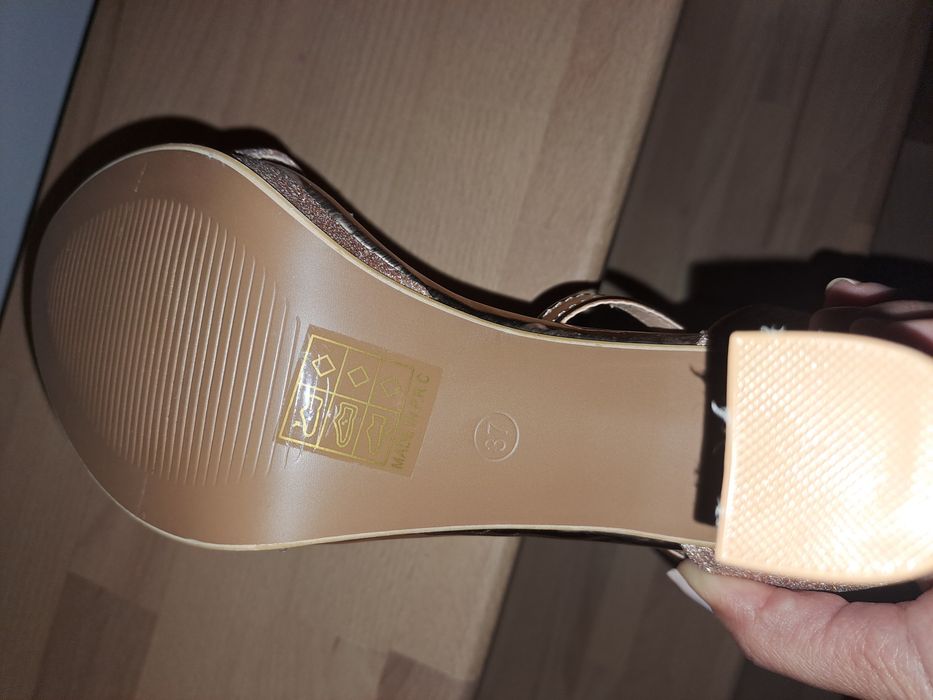 Sandale roz prafuit marimea 37-38