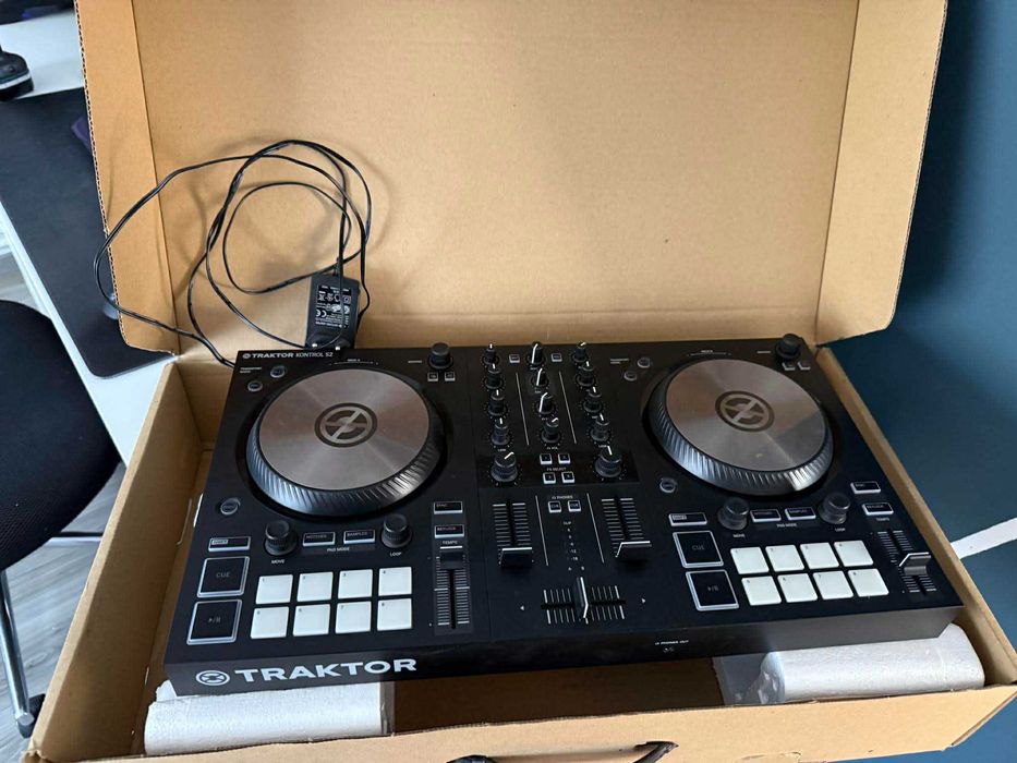 Consola DJ Traktor s2 mk3 cu alimentator