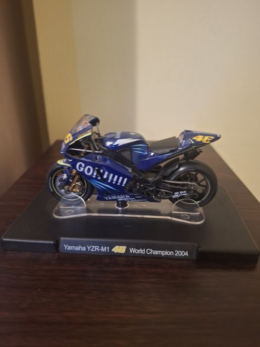 Macheta Valentino Rossi Yamaha YZR-M1 2004 1/18 1:18