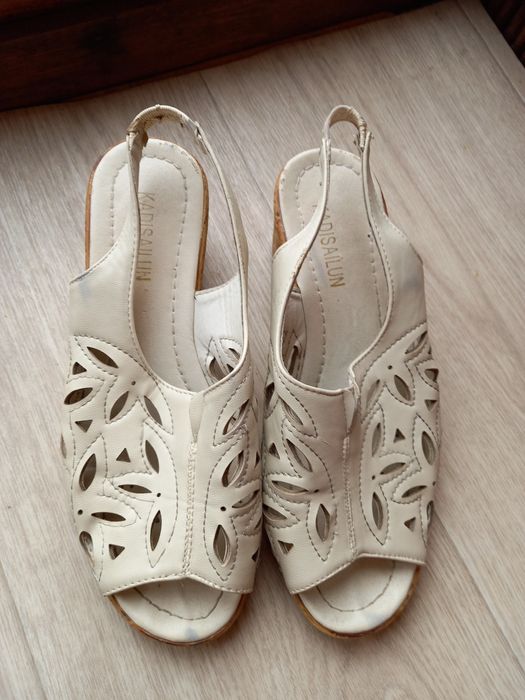 Босоножки на танкетке