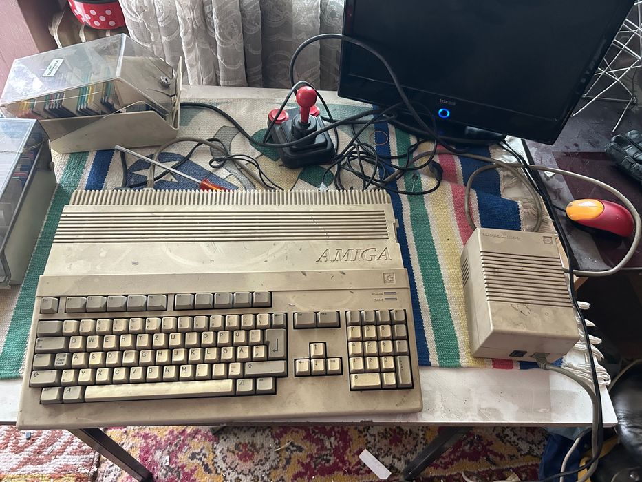 Vând comodore amiga