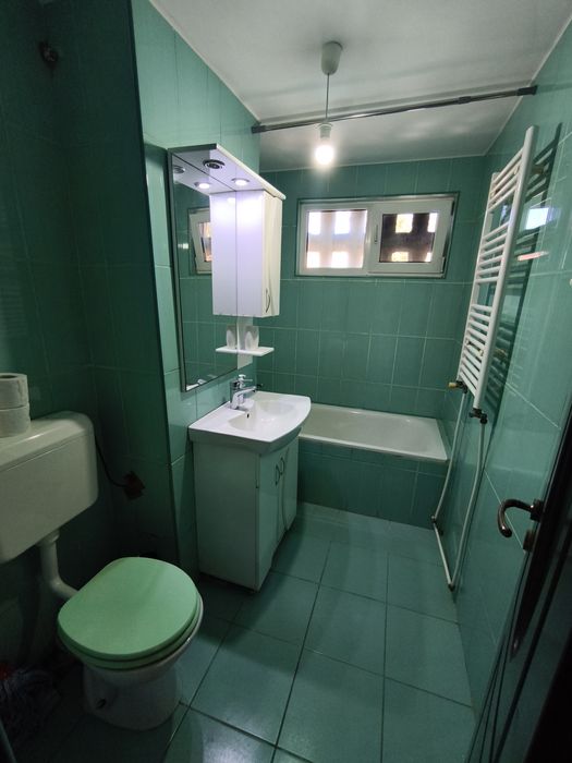 Vând apartament cu 3 camere în Govândari, Reșița – 69 mp, vedere spre Bârzava, zonă liniștită
