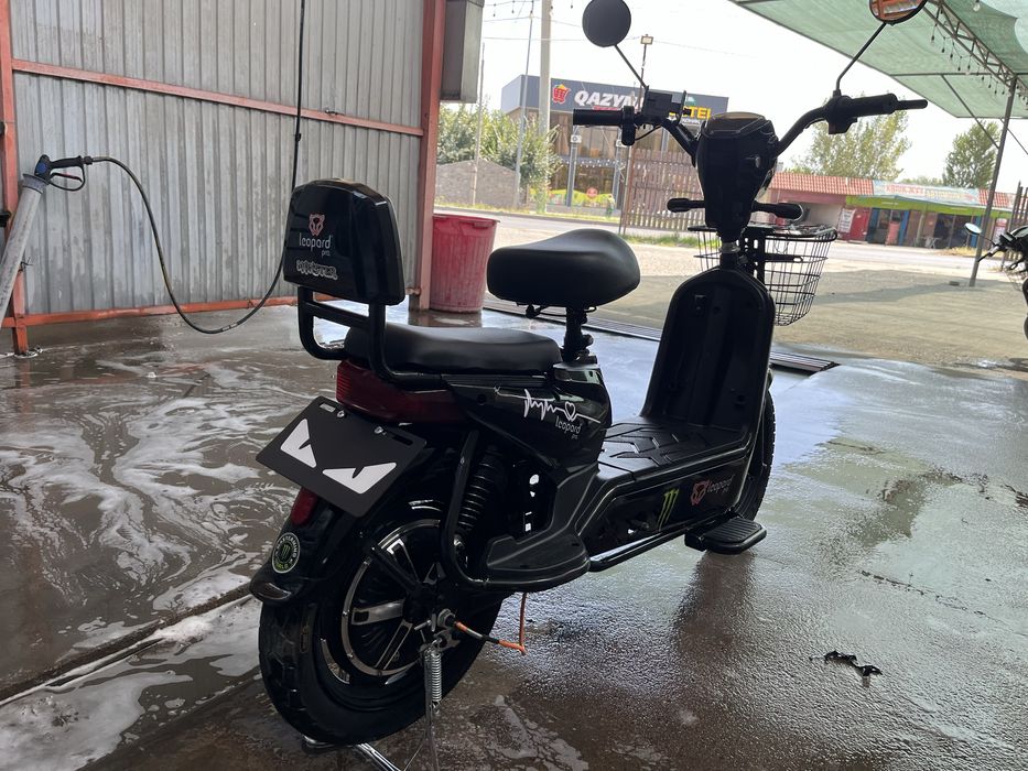 Ересек әйелдің кеудесі салбырап тұрады