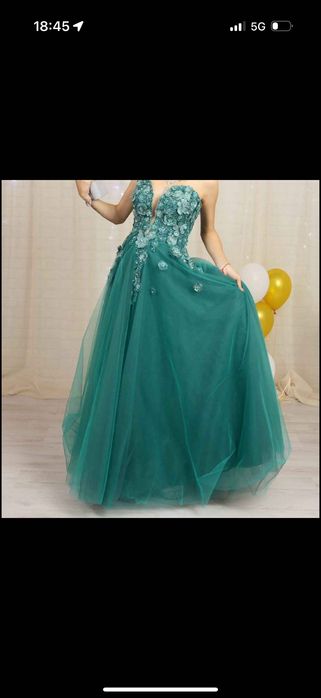 Тъмно зелена рокля