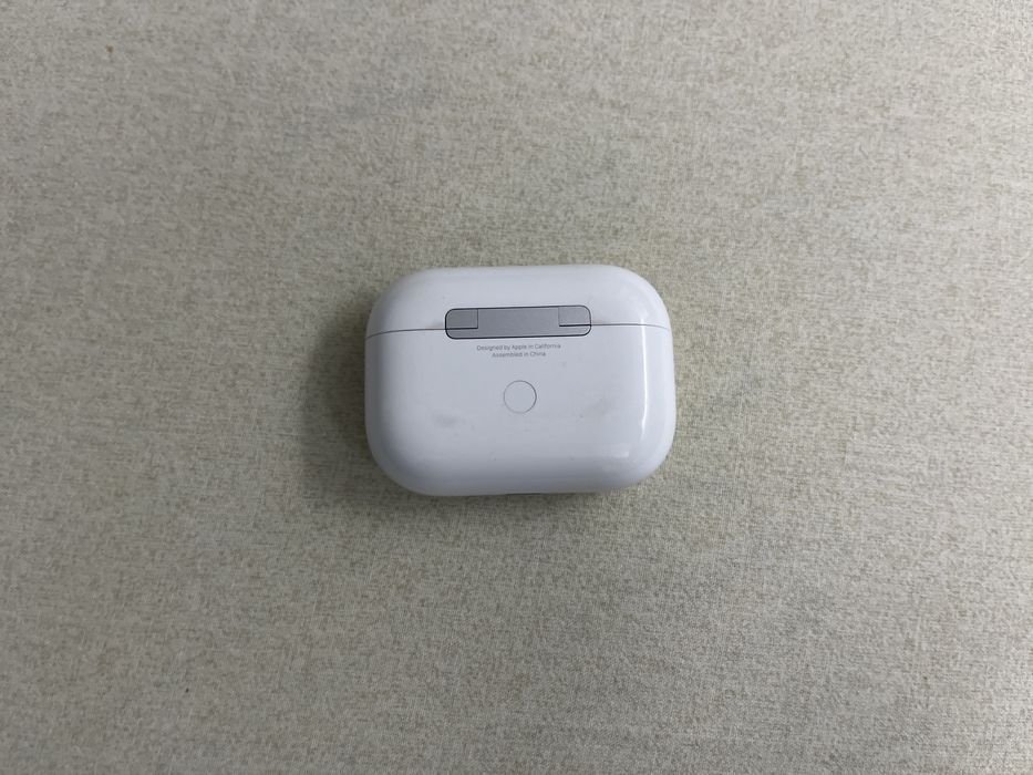 Продавам кутия за слушалки на  airpods pro