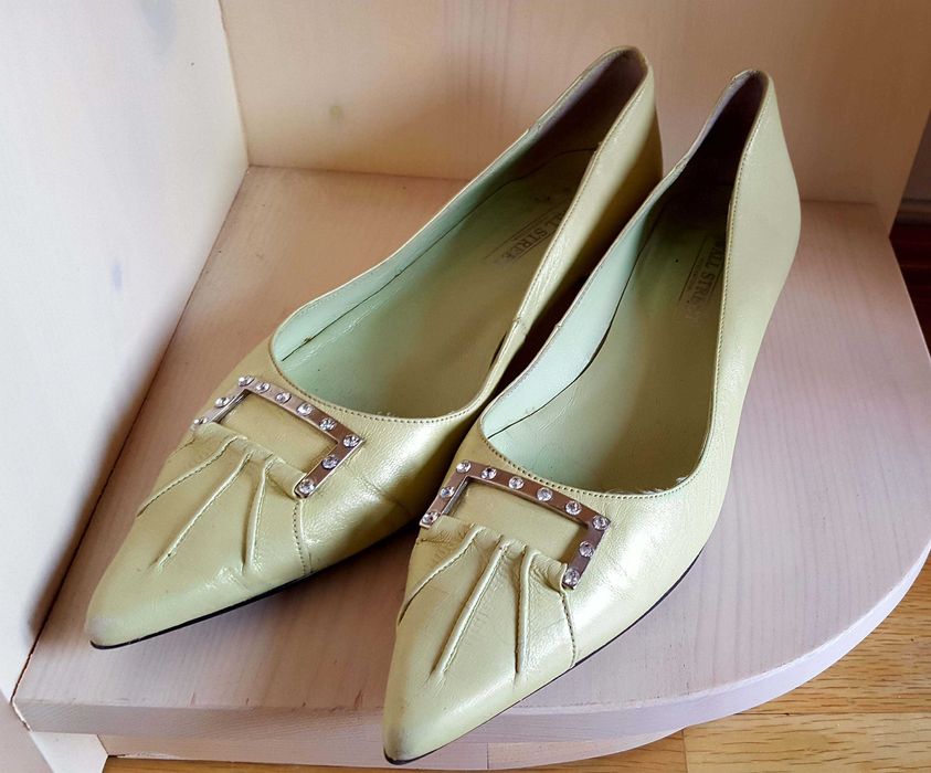 Италиански елегантни обувки Bata, нисък ток, естествена кожа