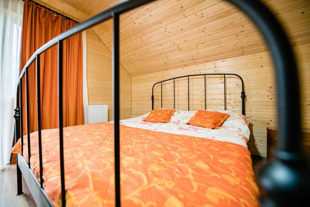 Cabane de inchiriat cu ciubar 24pers. 16 in 8 camere,sau 8 pers.in 4