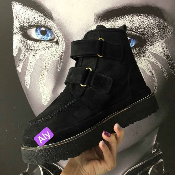 UGG

37,37,39,39,40

260 lei
