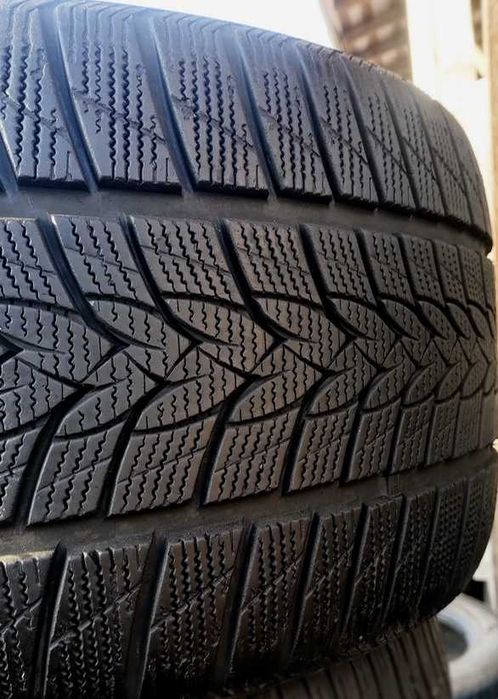 O anvelopa de iarna 225 35 19