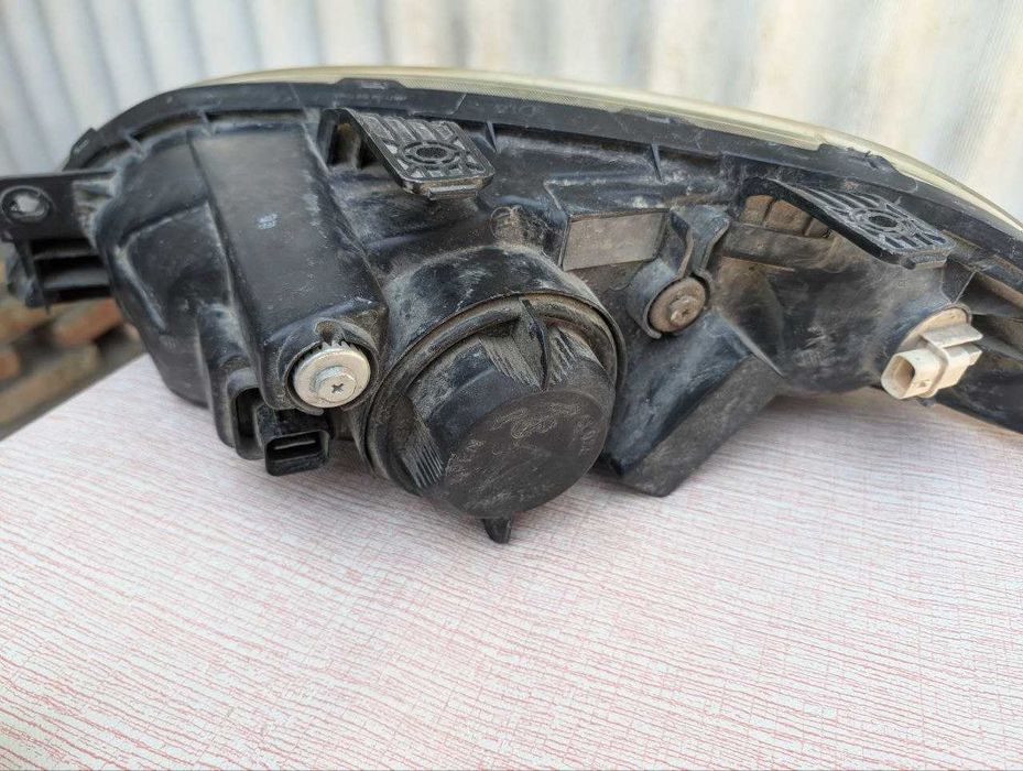 Б/У фары Jentra 2 шт. у одной с левой стороны сломанны петли