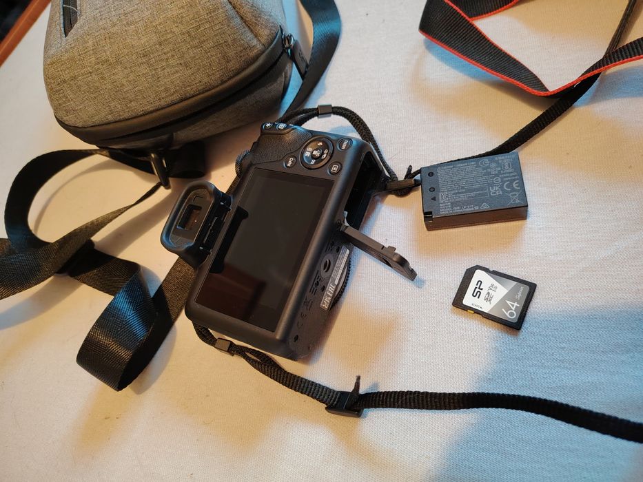Aparat foto Mirrorless Canon EOS R100 + Obiectiv RF-S 18-45