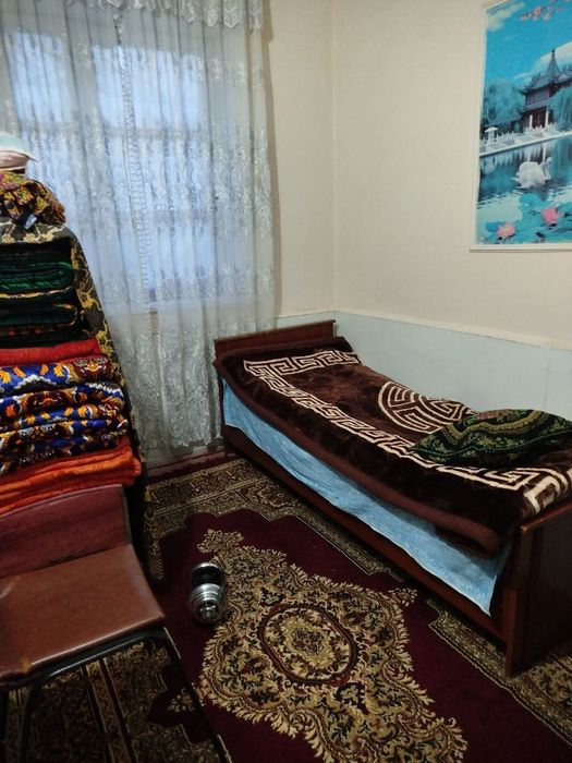 Qiziriq tuman markazi, hokimyat oldidagi dom sotiladi.