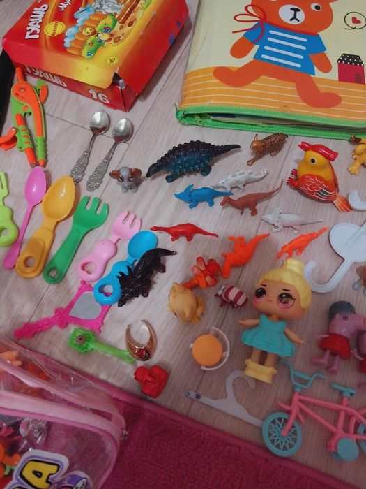 Игрушки и большой Мишка