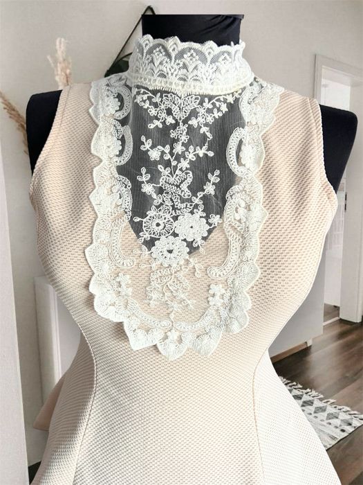 Top / bluză peplum crem de ocazie pe gat cu dantela