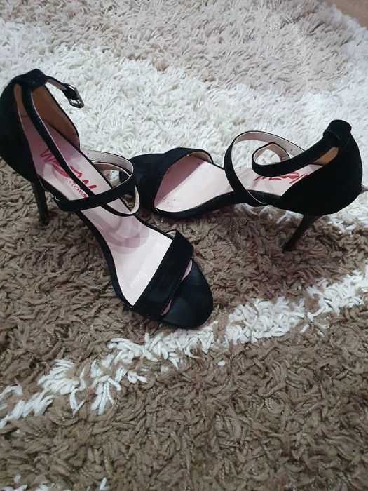 Sandale negre cu toc