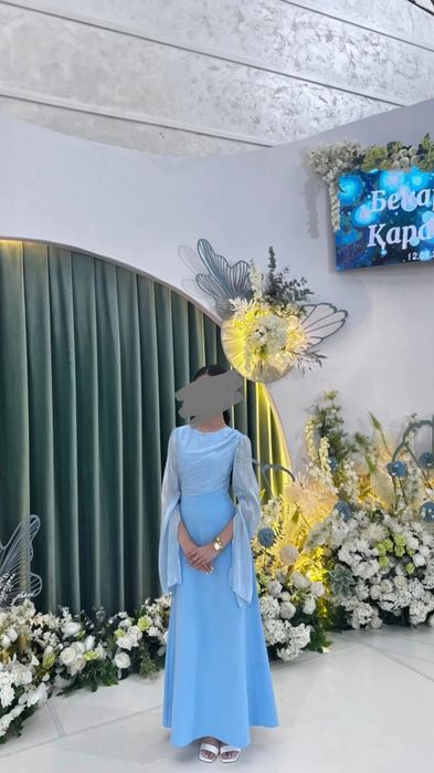 Вечернее платье голубой сатылады.