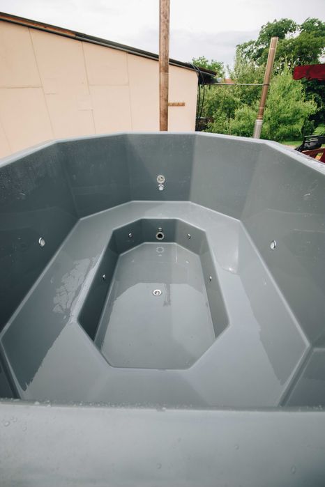 Ciubar cu jacuzzi pe roti de inchiriat