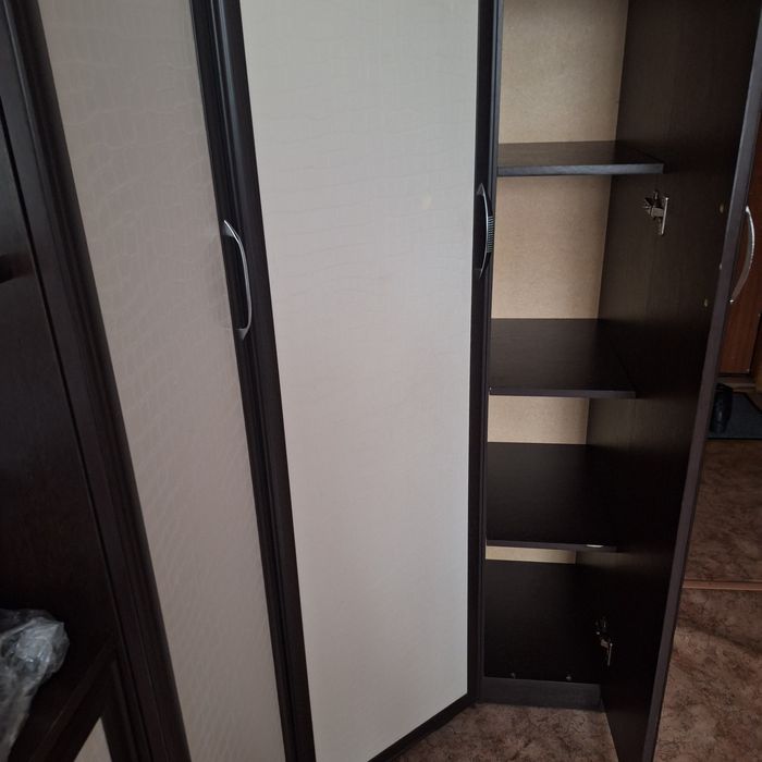 Срочно продам угловой шкаф