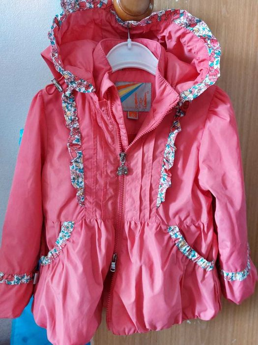 Продам куртку на девочку 2-3 годика