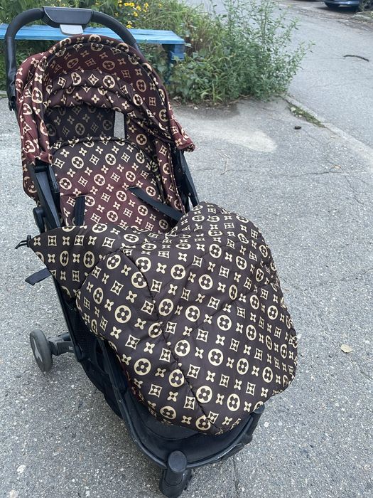 Коляска прогулочная. Лёгкая, удобная.