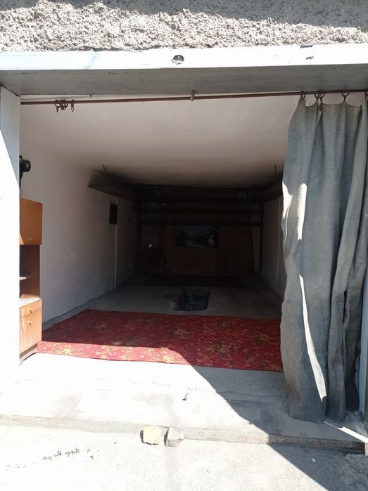 Гараж во дворе за Алеконом