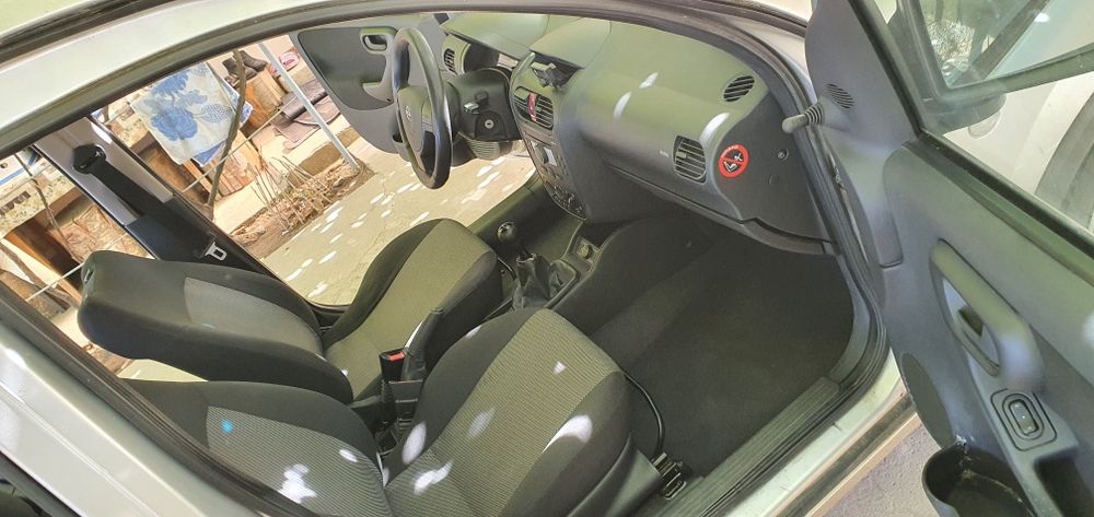 Servicii de curățat canapele, fotolii, saltele și tapițerii auto