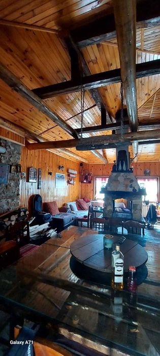 Продавам къща за живеене и къща за гости с голям двор