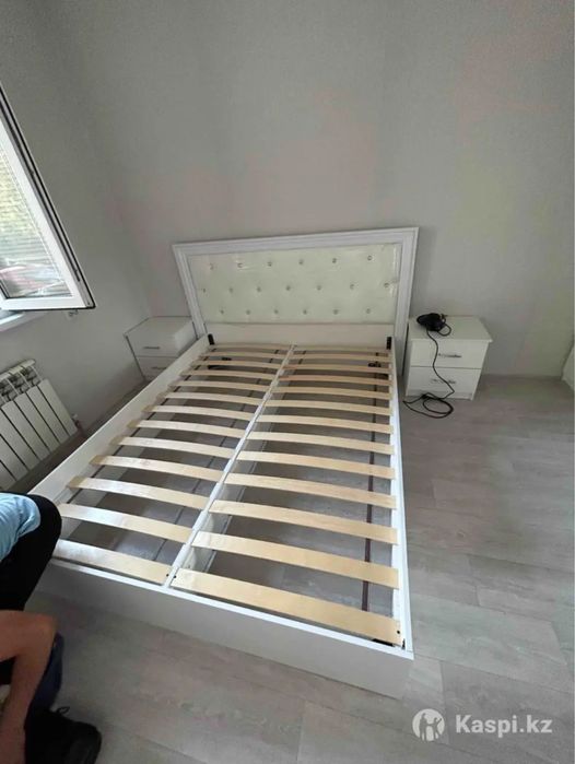 Кровать с тумбочками
