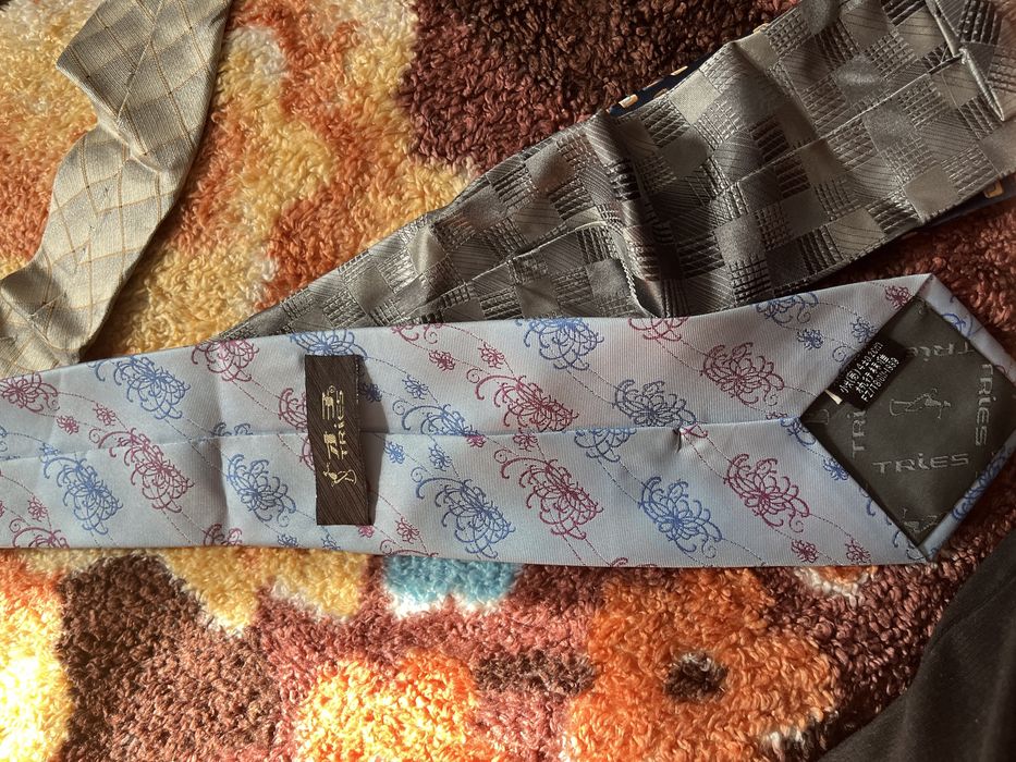 Продам галстуки брендовые целый пакет