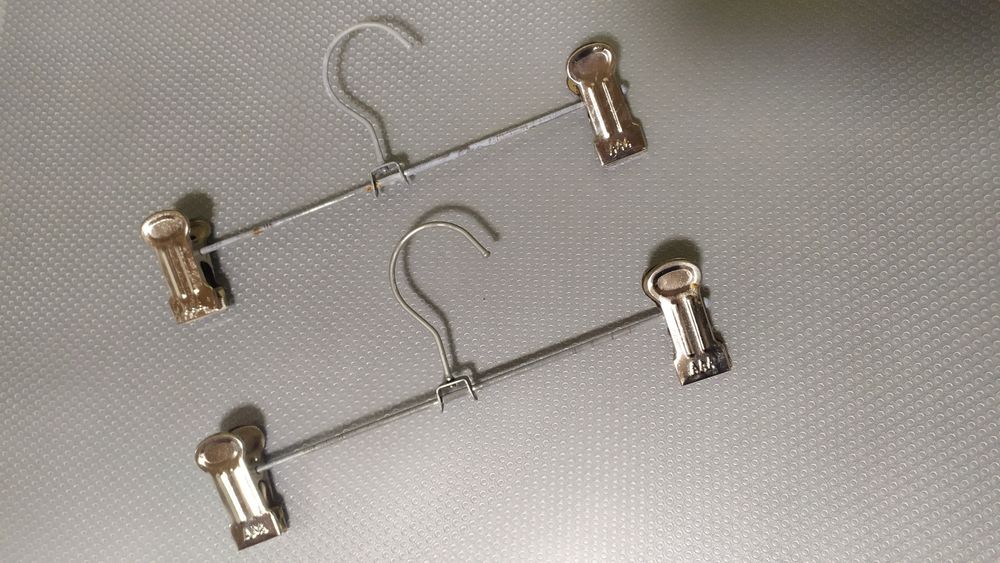 Продам вешалки с прищепками.