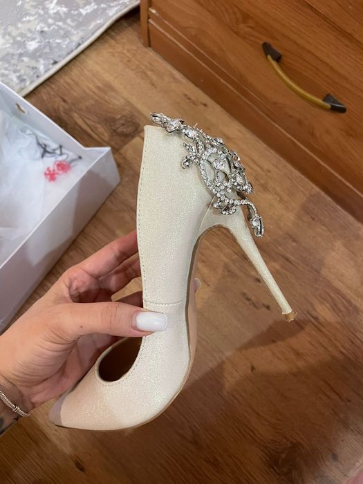 Туфли нарядные  бежевые.