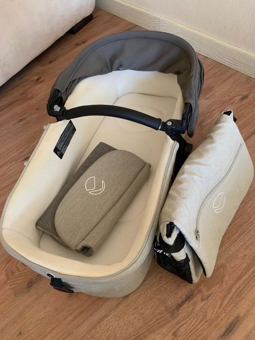 Бебешка количка 3 в 1 Jané Muum – кош за новородено и столче за кола. Подходяща от раждането до около 3–4 години (до 22 кг).