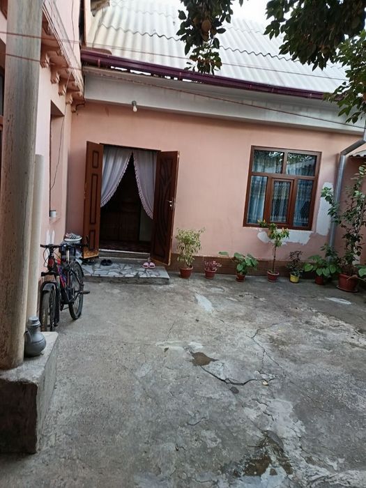 Chorsu-Hastimom yaqinida hovli 231m², fasadli moshina kiradi
