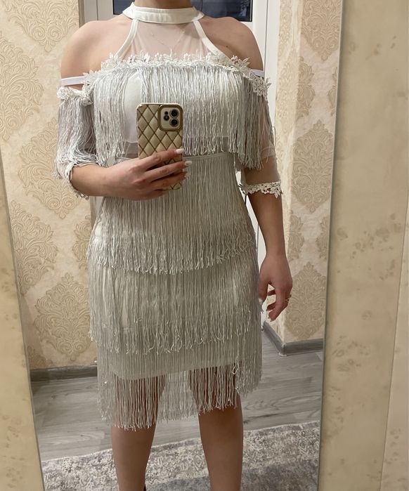 Къса бяла рокля с ресни