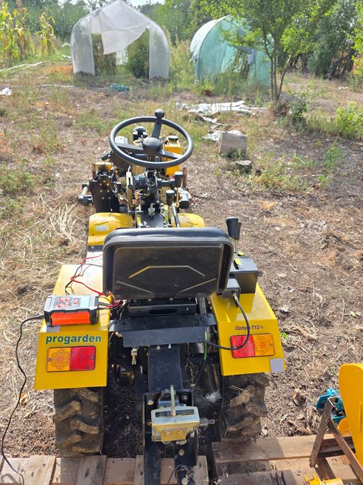 Motocultor 4X4 cu accesorii de grădină