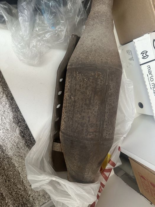 Продам катализатор оригинальный целый снят с гольфа 4
