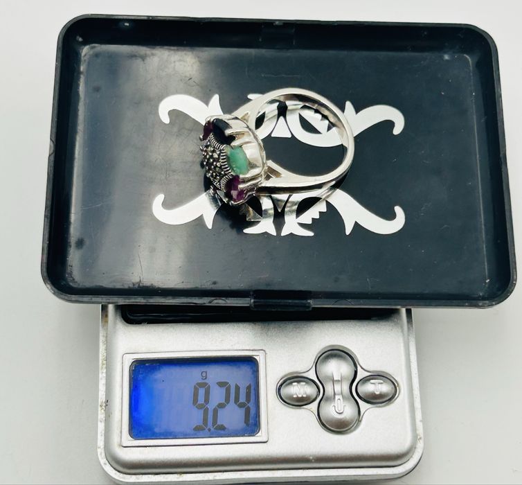 сребърен пръстен, инкрустиран рубини, изумруди и гранати