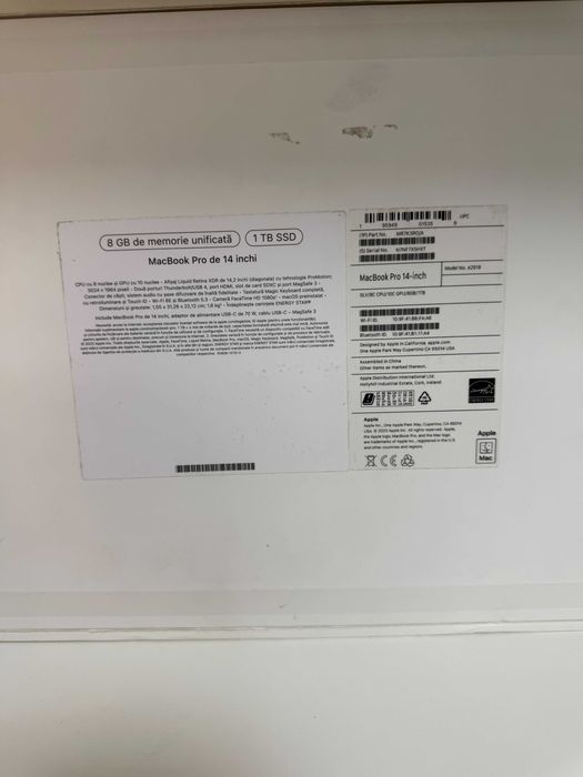 MacBook Pro de 14 inchi 1TB/8GB MU/ CPU cu 8 nuclee/GPU 10 nuclee.