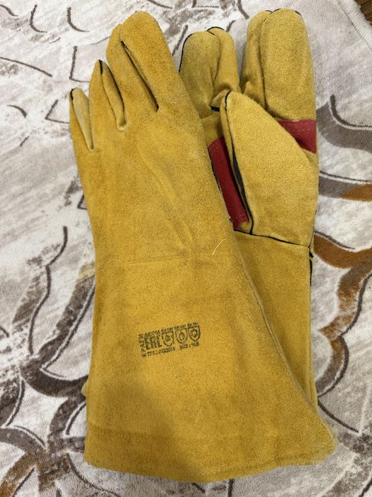 46штук разные -Рабочие варежки,сварочные,хб,каска,шапка,плащ