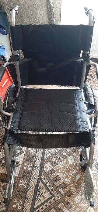 Cărucior cu rotile pentru persoane cu handicap.