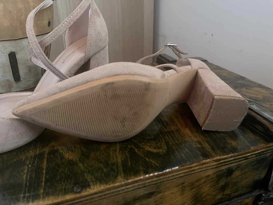 Нюд велурени обувки с каишки