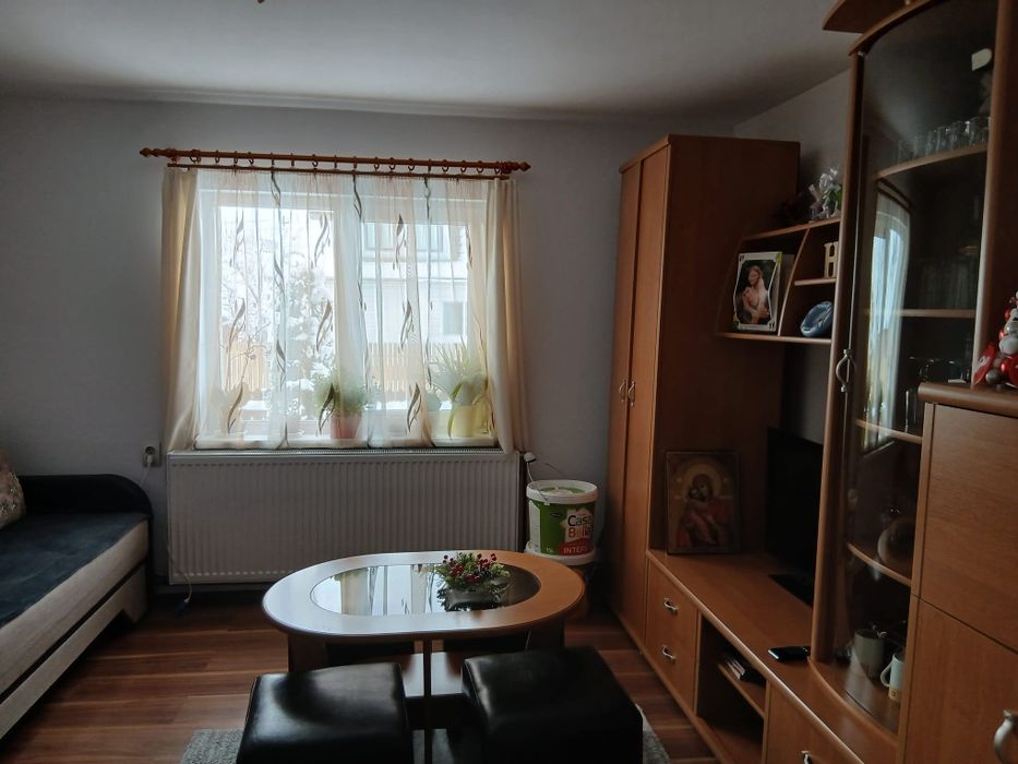 Mobila de living, canapea si masuta de cafea