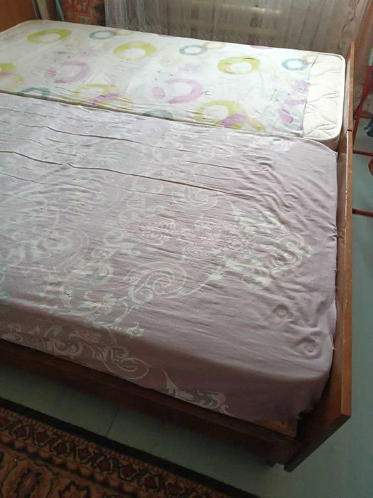 Две кровати с ортопедическими матрасами.