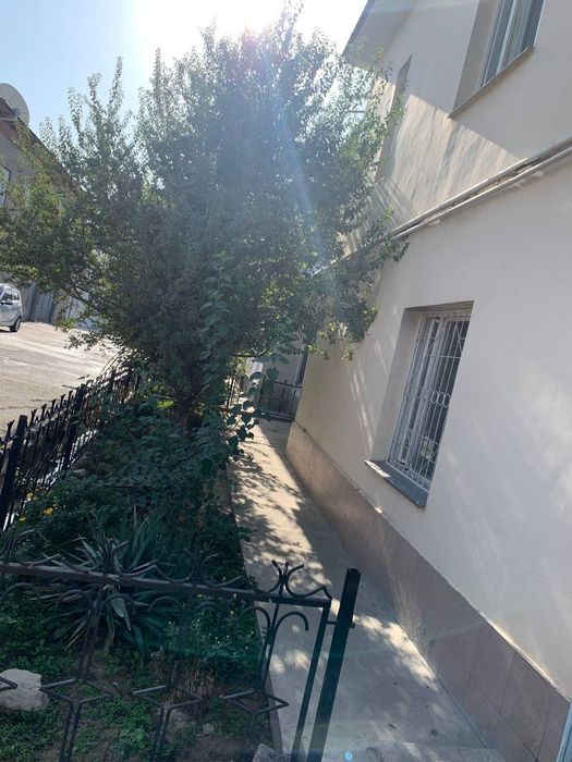 Toshkent Shahar chetida Nazarbekda uy sotiladi 
6сотих 7 хона 2 та сан