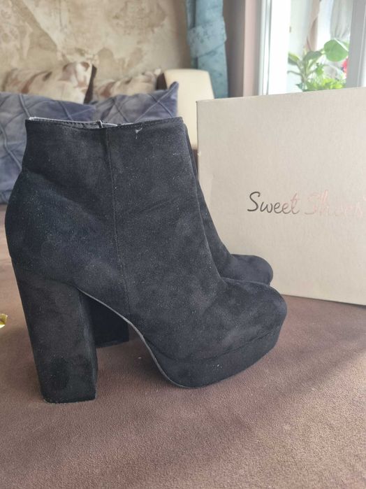 Велурени боти с дебел ток