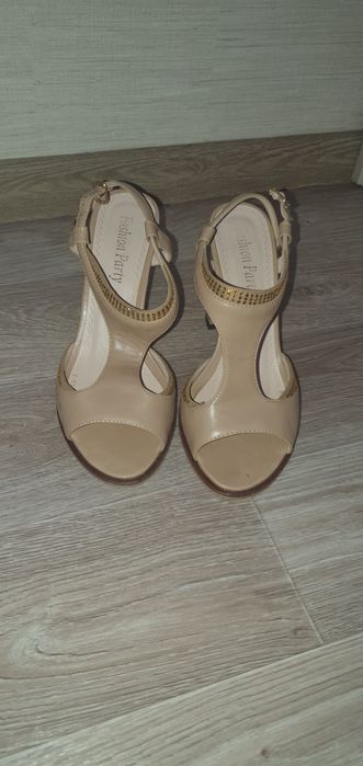 Продам босоножки 38рр