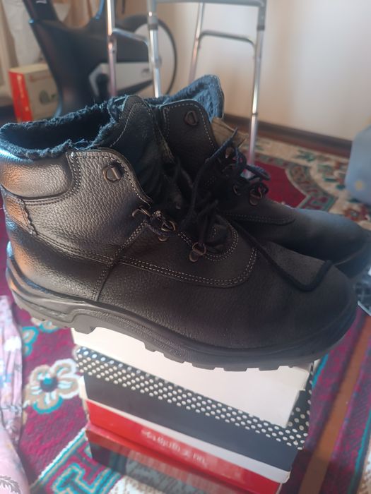 Срочно продам ботинки